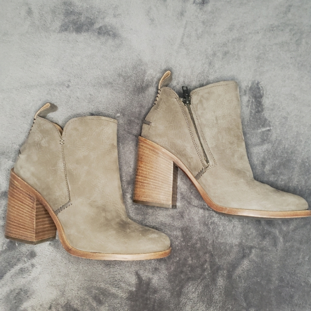 UGG Pixley  Leather  Chunky Heel  Ankle Boots
